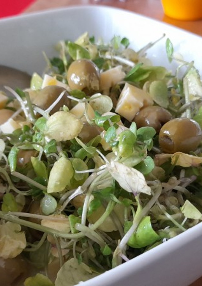 Una foto de Ensalada de Berros, Queso y Aceitunas