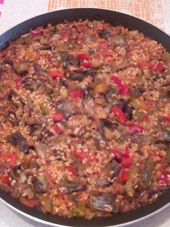 Una foto de Paella de alcachofas con verduras