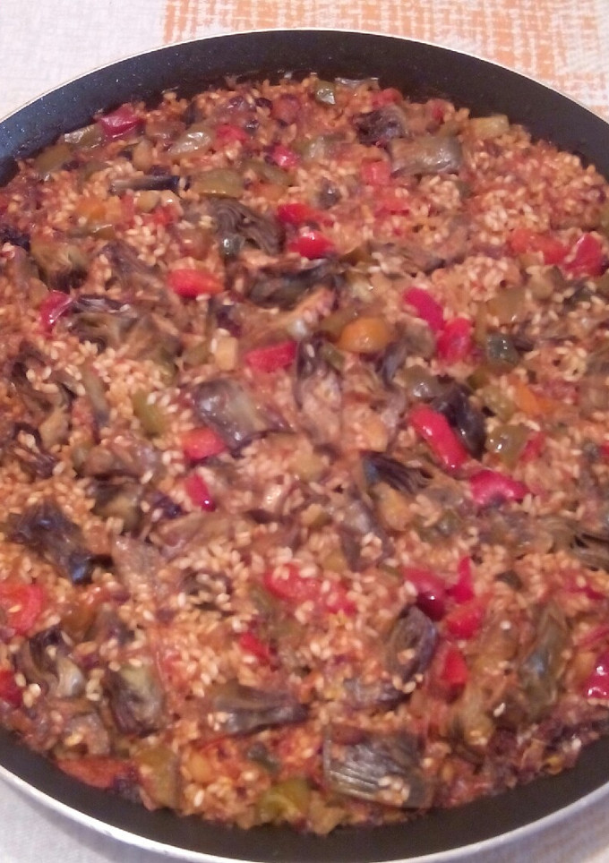 Una foto de Paella de alcachofas con verduras