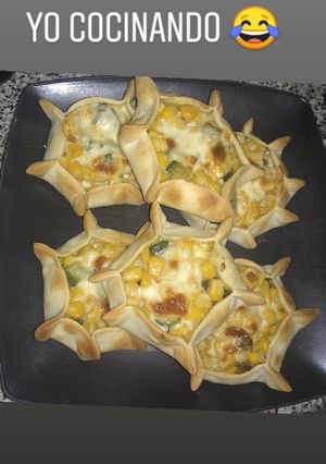 Una foto de Canastitas de choclo, zapallitos verde y queso