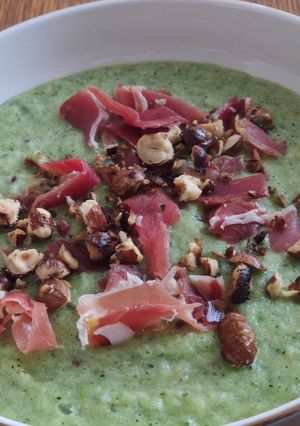 Une photo de Gaspacho concombre et courgettes sans gluten