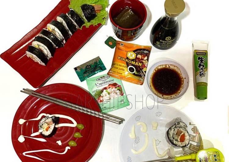 Bagaimana Menyiapkan Homemade Sushi Roll Futomaki isian utama sosis, Menggugah Selera