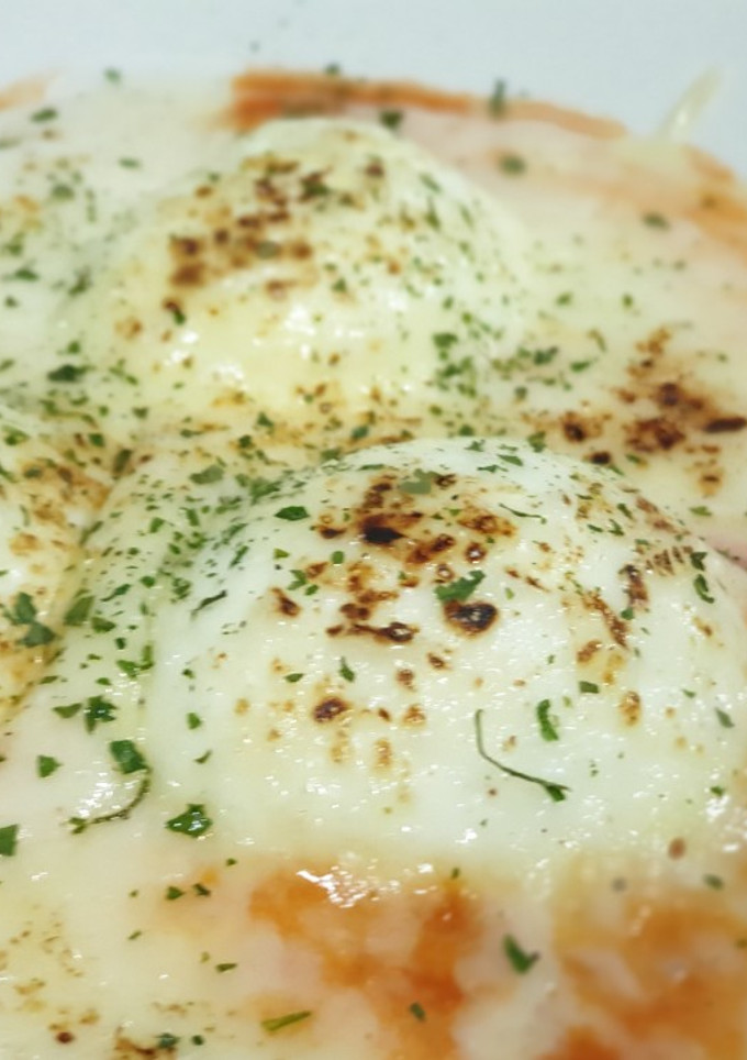 Una foto de Huevos rellenos con bechamel y carne picada🥚🥚