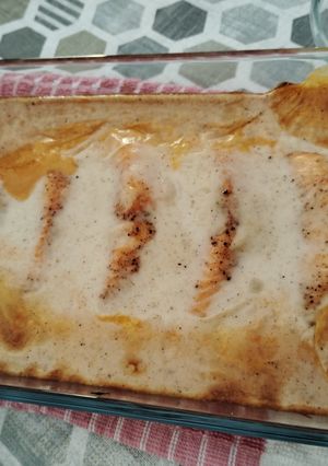 Una foto de Salmón con base de pisto y bechamel gratinado
