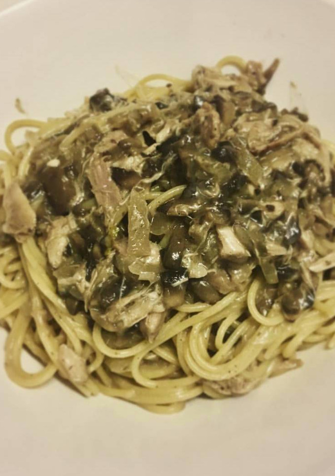 Una foto de Espaguetis con salsa de champiñones y pollo