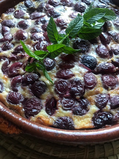 Una foto de Clafoutis de cerezas 🍒 tradicional.500 recetas