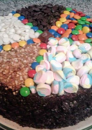 Una foto de Bizcochuelo victoria decorado con golosinas🎂