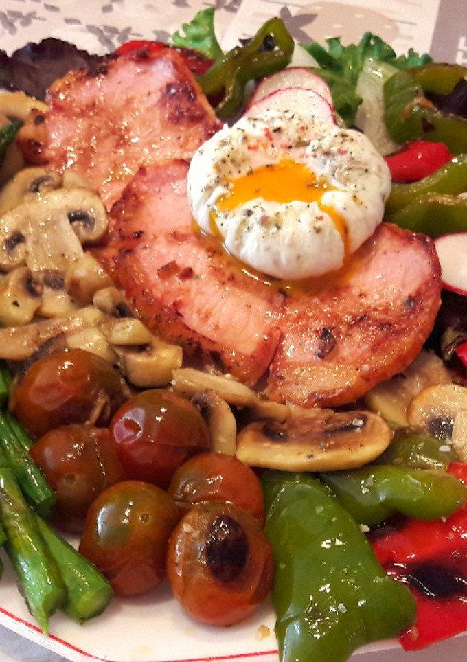 Una foto de Lomo con verduras variadas, champiñones y huevo poche