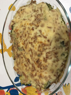 Una foto de Brócoli con carne picada y bechamel al horno