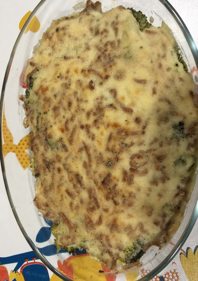 Una foto de Brócoli con carne picada y bechamel al horno