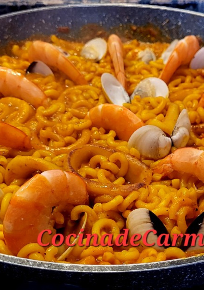Una foto de Fideuà dominguera