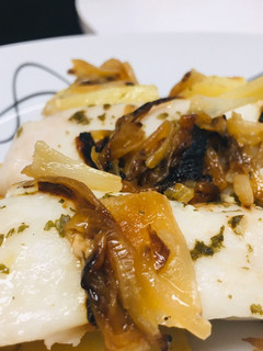 Una foto de Lomos de merluza al horno con patatas y cebolla