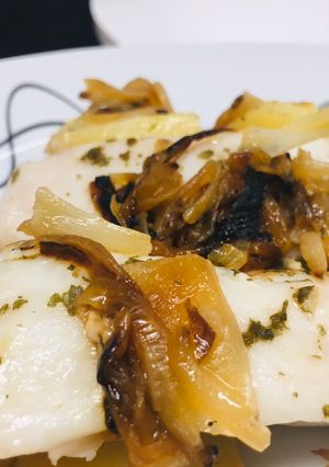 Una foto de Lomos de merluza al horno con patatas y cebolla