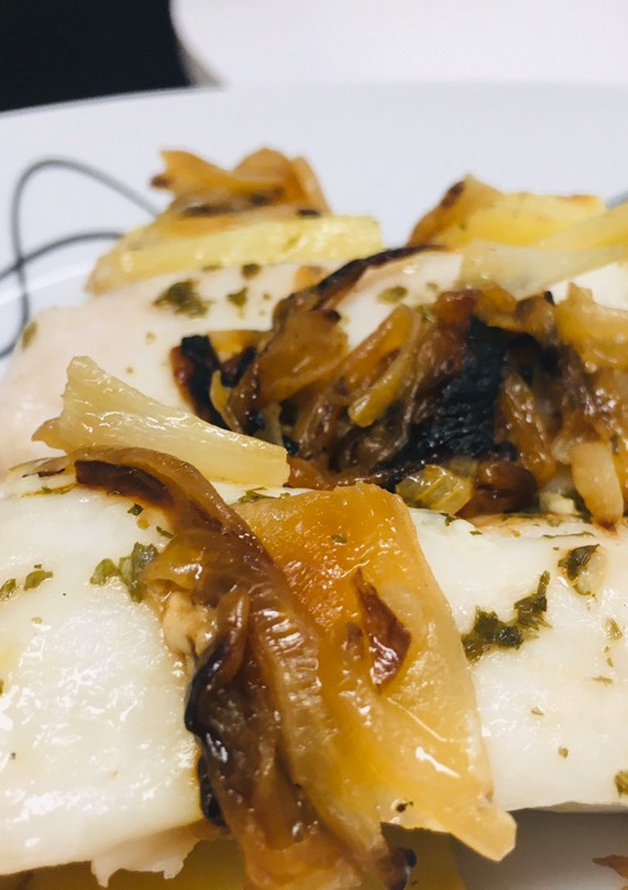 Una foto de Lomos de merluza al horno con patatas y cebolla