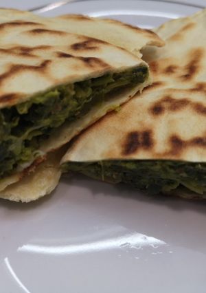 Foto di Crescione cotto in padella con verdure e pomodoro e mozzarella