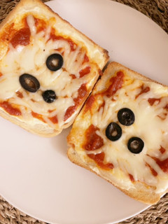 صورة لوصفة البيتزا الكذابة بالتوست 🍕