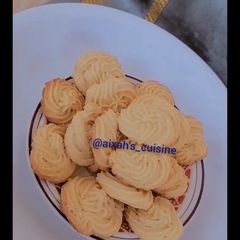 A picture of Piping cookies.