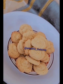 A picture of Piping cookies.