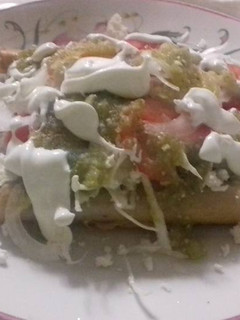 Una foto de Flautas de sardina de lata con salsa borracha verde
