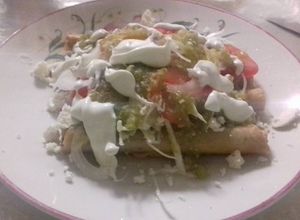 Una foto de Flautas de sardina de lata con salsa borracha verde