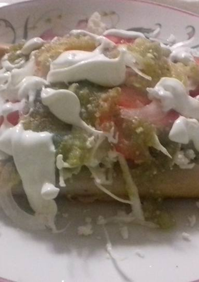 Una foto de Flautas de sardina de lata con salsa borracha verde