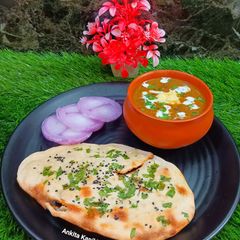 A picture of Dal Makhani And Naan.