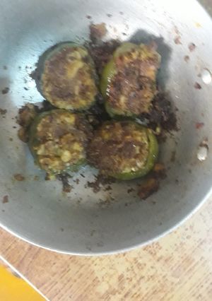 भरवा शिमला मिर्च (Bharwan Shimla Mirch recipe in Hindi) रेसिपी मुख्य फोटो
