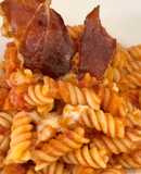 Fusilli pomodoro mozzarella e speck croccante