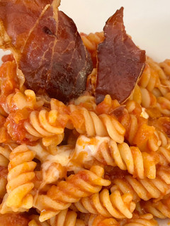 Foto di Fusilli pomodoro mozzarella e speck croccante