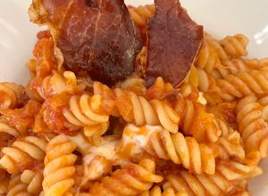 Foto di Fusilli pomodoro mozzarella e speck croccante