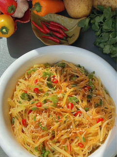 A picture of Spicy and Sour Chinese Potato Salad.