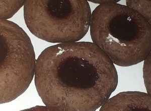 Una foto de Ojitos de cacao y mermelada de cereza