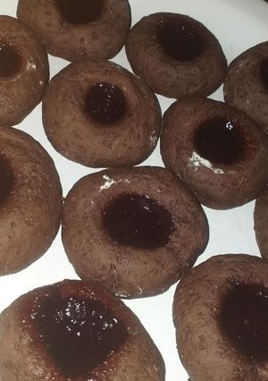 Una foto de Ojitos de cacao y mermelada de cereza