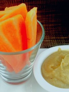 Una foto de Dip de berenjena al curry con crudités de zanahoria