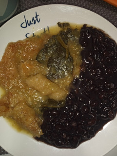 Una foto de Chicharrón en salsa verde con espinacas