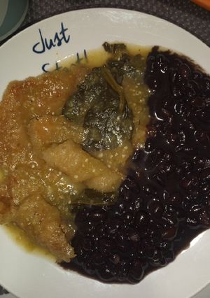 Una foto de Chicharrón en salsa verde con espinacas