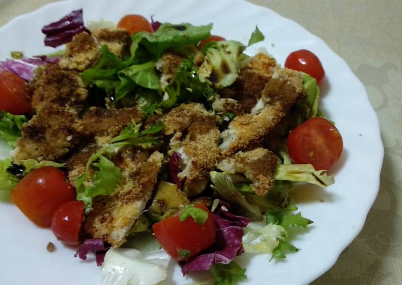 Ensalada de pollo crujiente, aguacate y cherrys