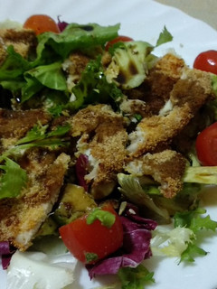 Una foto de Ensalada de pollo crujiente, aguacate y cherrys