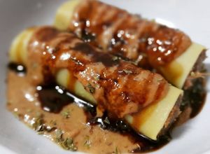 Una foto de Canelones de confit de pato y ceps con salsa de prunes