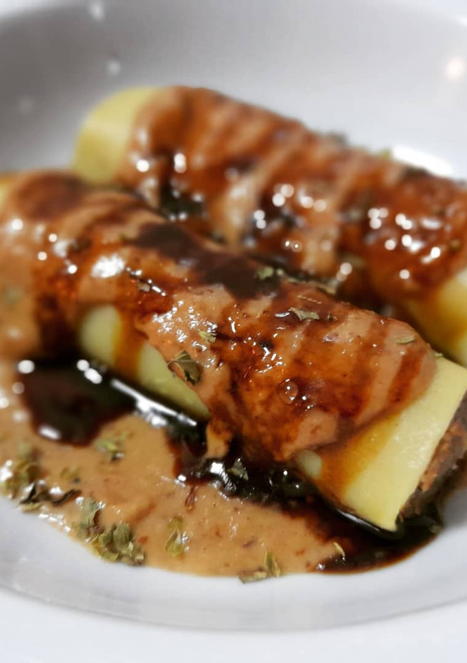 Una foto de Canelones de confit de pato y ceps con salsa de prunes