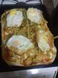 Pizza chancha (huevo frito, cebolla frita y papas fritas)