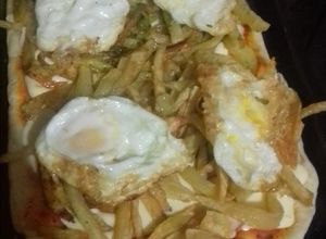 Una foto de Pizza chancha (huevo frito, cebolla frita y papas fritas)
