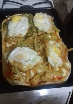 Una foto de Pizza chancha (huevo frito, cebolla frita y papas fritas)