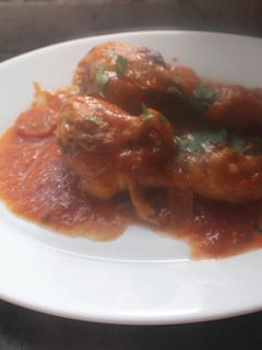 Una foto de Jamoncitos de pollo con salsa de tomate