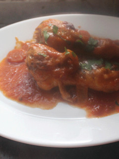 Una foto de Jamoncitos de pollo con salsa de tomate