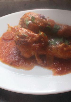 Una foto de Jamoncitos de pollo con salsa de tomate