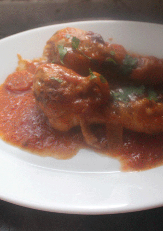 Una foto de Jamoncitos de pollo con salsa de tomate