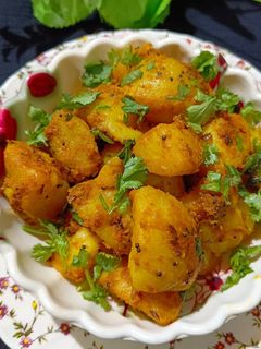 आलू के गुटके(aloo ke gutke recipe in hindi) रेसिपी मुख्य फोटो