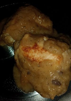 Una foto de Muslos de pollo "encebollados" sin tacc