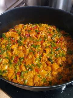 Una foto de Arroz caldoso con espárragos y marisco